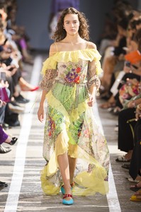 defile-blumarine-printemps-ete-2019-milan-look-30.thumb.jpg.acbc0e79c9e67a952bdaca9580811070.jpg