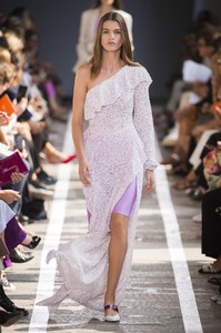 defile-blumarine-printemps-ete-2019-milan-look-32.thumb.jpg.4b395f9ce3bef805fa1586f3a3bc55fc.jpg