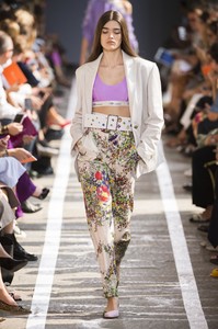 defile-blumarine-printemps-ete-2019-milan-look-33.thumb.jpg.0d7f81a4e6ea6c0f98e37a44d9a0144d.jpg