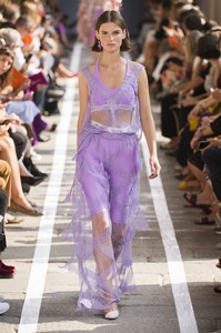 defile-blumarine-printemps-ete-2019-milan-look-40.thumb.jpg.10d90aec8a61000b4bf707e01c21c5e1.jpg