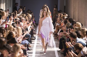 defile-blumarine-printemps-ete-2019-milan-look-43.thumb.jpg.19e9240d86e48144be064639e2e3c8ed.jpg