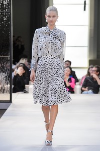 defile-burberry-printemps-ete-2019-londres-look-12.thumb.jpg.66fbcc08b27ddfa7d41b6face9d9f057.jpg