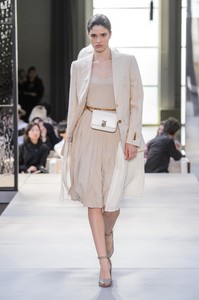 defile-burberry-printemps-ete-2019-londres-look-18.thumb.jpg.b3c6ad76225251253b3118297ffbe9e9.jpg