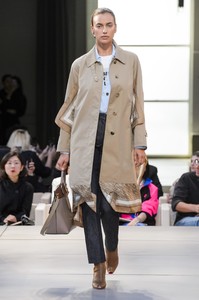 defile-burberry-printemps-ete-2019-londres-look-20.thumb.jpg.38c0e887f97c1d811b43ca4c71b11b59.jpg