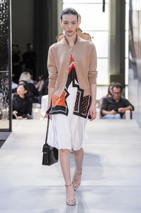 defile-burberry-printemps-ete-2019-londres-look-24.thumb.jpg.a0a79fb3d98a00f9db8e79620c0e9632.jpg
