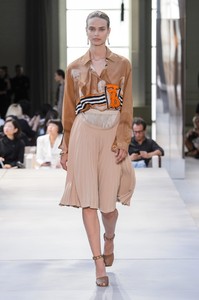 defile-burberry-printemps-ete-2019-londres-look-26.thumb.jpg.974b21be7d192b119495e1a53b034790.jpg