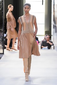defile-burberry-printemps-ete-2019-londres-look-39.thumb.jpg.9bdfd4c0dcbcb494c70e53bbbb47e18e.jpg