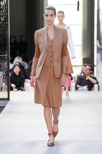 defile-burberry-printemps-ete-2019-londres-look-40.thumb.jpg.55670e6f8063285dacf0d3a9ea8d4c66.jpg