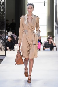 defile-burberry-printemps-ete-2019-londres-look-45.thumb.jpg.a589d9fdcc3baa8389a74a557b64d7e4.jpg
