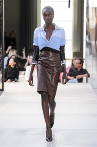 defile-burberry-printemps-ete-2019-londres-look-6.thumb.jpg.3eb89d718f0c1c7481784bde878f8852.jpg