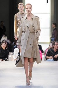 defile-burberry-printemps-ete-2019-londres-look-7.thumb.jpg.e2a8bd99ff6149ebe61afe54d8dc3aa2.jpg