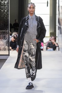 defile-burberry-printemps-ete-2019-londres-look-70.thumb.jpg.e394589d9e60467692df7a5ee3db2c11.jpg