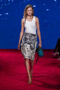 defile-calvin-klein-printemps-ete-2019-new-york-look-24.thumb.jpg.20de39b1e81b956f3e4bb79a63f6b233.jpg