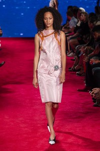 defile-calvin-klein-printemps-ete-2019-new-york-look-27.thumb.jpg.5db170b54bd62bb742f200b034747b9e.jpg