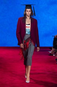 defile-calvin-klein-printemps-ete-2019-new-york-look-57.thumb.jpg.0661864138e6536386912affce1870ff.jpg