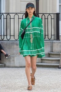 defile-cedric-charlier-printemps-ete-2019-paris-look-13.thumb.jpg.9395324440d5066e0010107040f01686.jpg