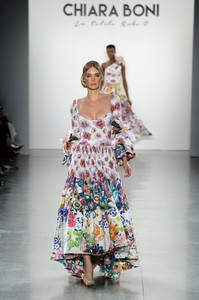 defile-chiara-boni-la-petite-robe-printemps-ete-2019-new-york-look-3.thumb.jpg.167c5cb4a63a3fe71624e8101e6224d3.jpg