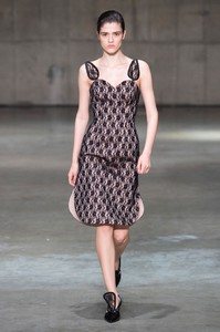 defile-christopher-kane-printemps-ete-2019-londres-look-3.thumb.jpg.98277d1ed5dfb395a1d23b0e5c12b8c9.jpg