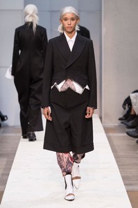 defile-comme-des-garcons-printemps-ete-2019-paris-look-31.thumb.jpg.e9bf7b3edeccc456315bf71682680f30.jpg