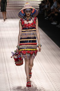 defile-dolce-amp-gabbana-printemps-ete-2019-milan-look-111.thumb.jpg.8dd2a7b4ad694552c5dbabfacc3597f7.jpg