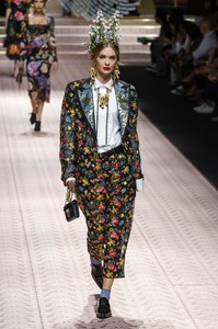 defile-dolce-amp-gabbana-printemps-ete-2019-milan-look-113.thumb.jpg.22f14bdea6131d62398fdc86a871872a.jpg