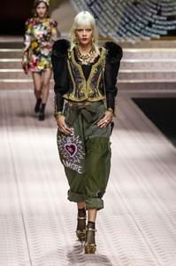 defile-dolce-amp-gabbana-printemps-ete-2019-milan-look-118.thumb.jpg.35a028d4a4ea37babf6d8e5ab6e2d0d7.jpg