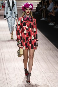 defile-dolce-amp-gabbana-printemps-ete-2019-milan-look-135.thumb.jpg.c12badeb0f5b329fc2e6e8b66411ab05.jpg