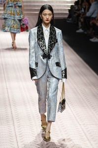 defile-dolce-amp-gabbana-printemps-ete-2019-milan-look-136.thumb.jpg.7a7b8ff8c68a9837f1c77013d64f90c8.jpg