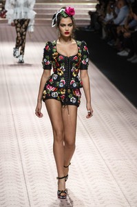 defile-dolce-amp-gabbana-printemps-ete-2019-milan-look-147.thumb.jpg.d4999a0f2816a63250a2629b3a0154b1.jpg