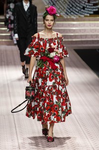 defile-dolce-amp-gabbana-printemps-ete-2019-milan-look-149.thumb.jpg.eceb42d751a83e5bece27a2bff0633b0.jpg