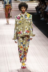 defile-dolce-amp-gabbana-printemps-ete-2019-milan-look-39.thumb.jpg.05283e3fc7423eaafc411f9ed71200eb.jpg