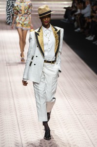 defile-dolce-amp-gabbana-printemps-ete-2019-milan-look-48.thumb.jpg.d31b79bb6b4e943824e41b8eb8563263.jpg