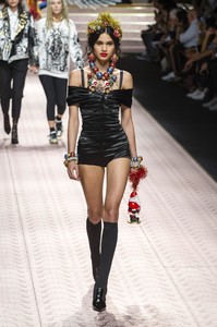 defile-dolce-amp-gabbana-printemps-ete-2019-milan-look-58.thumb.jpg.f91708ce33e04ca92f0e857f17720036.jpg