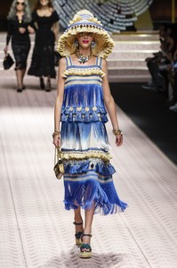 defile-dolce-amp-gabbana-printemps-ete-2019-milan-look-66.thumb.jpg.62bfe9b778ca1e293783d999cfa96ba1.jpg