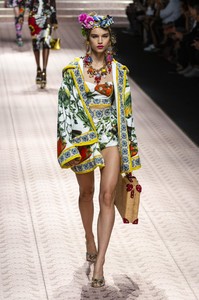 defile-dolce-amp-gabbana-printemps-ete-2019-milan-look-75.thumb.jpg.d3c2ed069ea617cf5bd3ad281c137b86.jpg