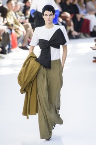 defile-dries-van-noten-printemps-ete-2019-paris-look-47.thumb.jpg.050950da802bb8882a3d617e4eb2857a.jpg