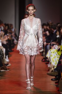 defile-elie-saab-printemps-ete-2019-paris-look-3.thumb.jpg.3b6a55c6c1eddb8ece6e7febb81164ec.jpg