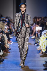 defile-elie-saab-printemps-ete-2019-paris-look-32.thumb.jpg.e3938cca5ab0e1421886f7dcc609df36.jpg