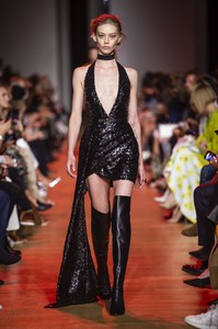 defile-elie-saab-printemps-ete-2019-paris-look-41.thumb.jpg.ae9c28691551086802e366a0d2d53679.jpg