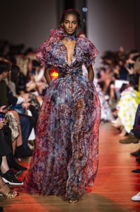 defile-elie-saab-printemps-ete-2019-paris-look-56.thumb.jpg.f180c5ff6e673e018724e759585c1ed3.jpg