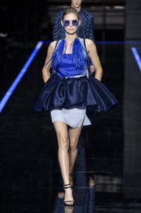 defile-emporio-armani-printemps-ete-2019-milan-look-138.thumb.jpg.8b5a45b94afc1a42f45be2aae12ef999.jpg