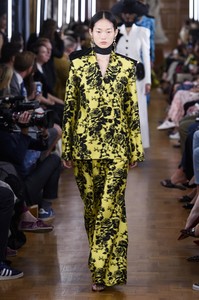 defile-erdem-printemps-ete-2019-londres-look-11.thumb.jpg.3d4c62eb83de9cc2949fa745a4bbb049.jpg