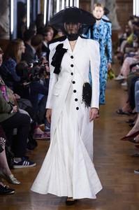 defile-erdem-printemps-ete-2019-londres-look-12.thumb.jpg.02ee883740f1a09125469de4a5b6f037.jpg