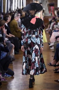 defile-erdem-printemps-ete-2019-londres-look-28.thumb.jpg.bd807c160ec2727e6f3399854819aae7.jpg