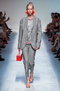 defile-ermanno-scervino-printemps-ete-2019-milan-look-19.thumb.jpg.5626ab1eb680bbf293e40b95888a5faf.jpg