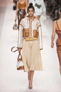 defile-fendi-printemps-ete-2019-milan-look-10.thumb.jpg.958656545559f7b4f11daaa4335ce115.jpg