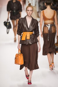 defile-fendi-printemps-ete-2019-milan-look-13.thumb.jpg.f97d8c53b6ed8145dfb45f3582496fb8.jpg
