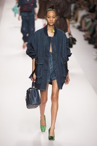 defile-fendi-printemps-ete-2019-milan-look-16.thumb.jpg.3e8378e6a6b06d59d80f5f5f7c7c9549.jpg