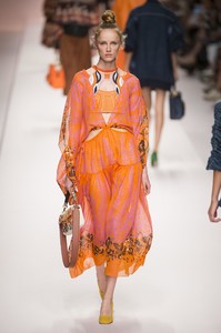 defile-fendi-printemps-ete-2019-milan-look-19.thumb.jpg.af05bbcd655ef3e4f3797ccc83e7d6ab.jpg
