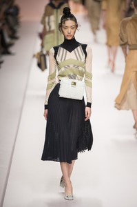 defile-fendi-printemps-ete-2019-milan-look-32.thumb.jpg.6723f783415b72bbd275b71bdfc39428.jpg